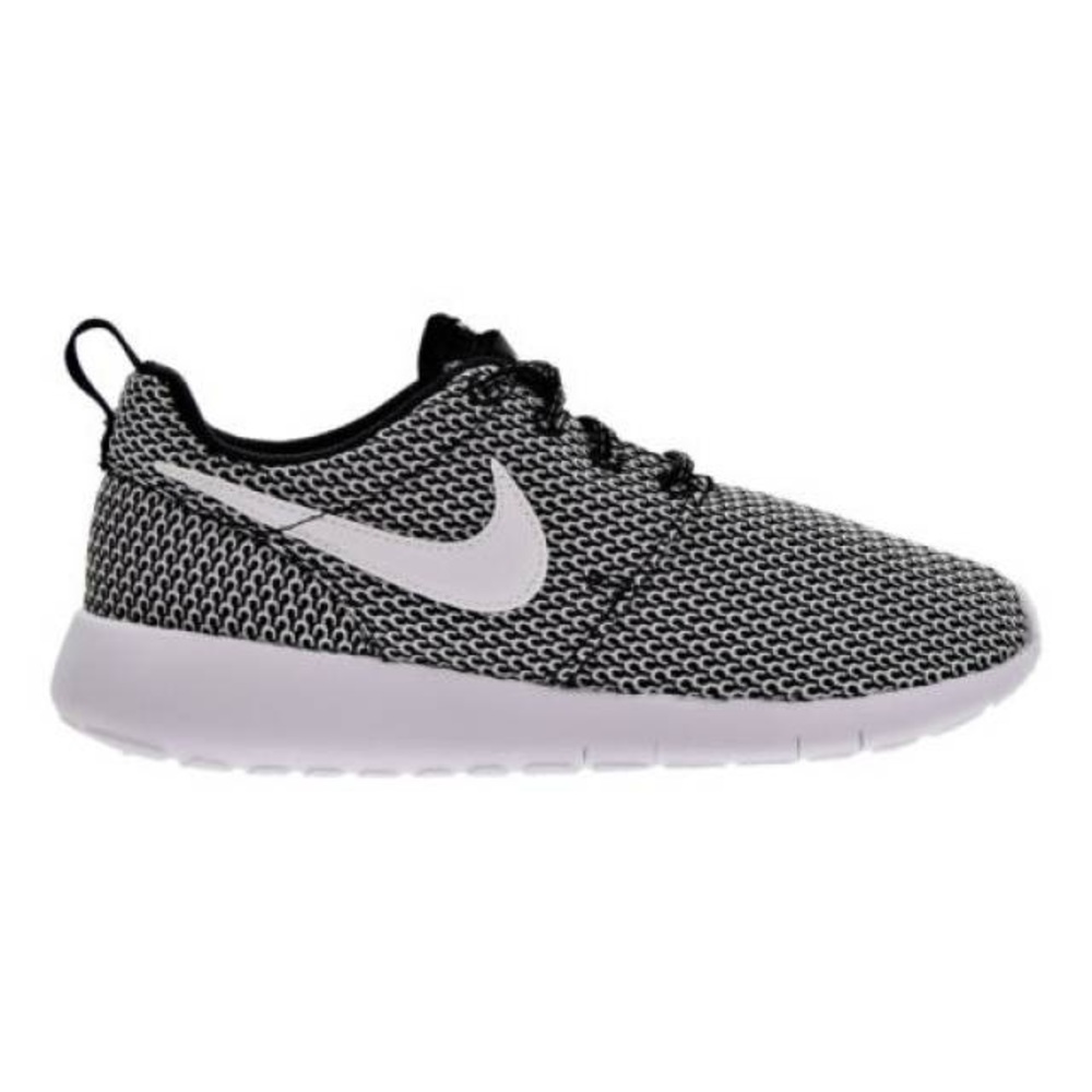 Black & White Nike Roshe one shoes, women’s 6